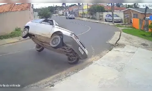 Motorista perde controle da direção em curva e capota veículo; veja