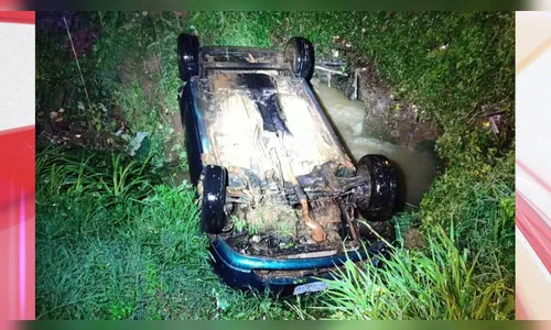 PM resgata motorista após carro cair dentro de córrego no Paraná