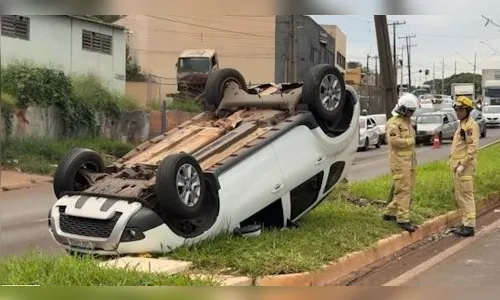 Carro capota com casal de idosos ao colidir com carreta na BR-369