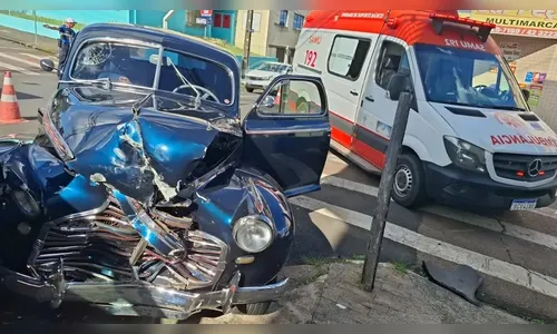 Carro de colecionador se envolve em acidente no Paraná