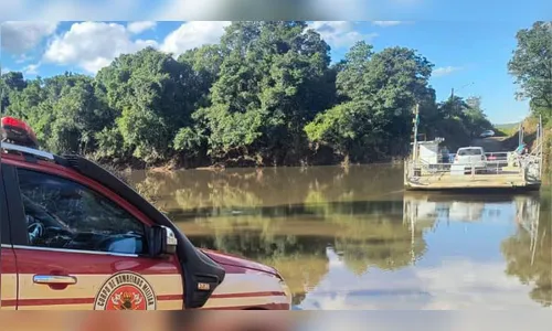 Carro despenca de balsa e casal escapa sem ferimentos graves em SC