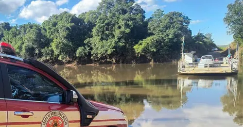 Casal que estava no carro conseguiu sair a tempo