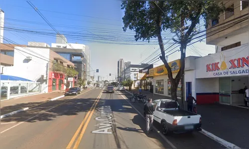 Moradores de rua jogam garrafas em clientes de lanchonete em Apucarana