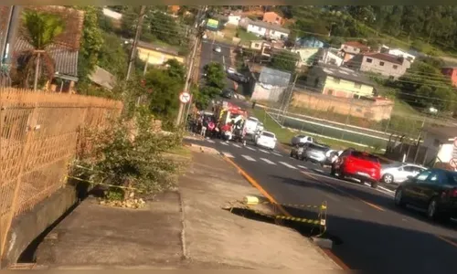 Mulher e criança caem em cratera perto de escola no Paraná