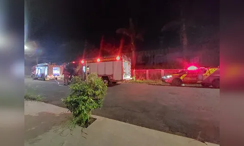 Incêndio em barracão abandonado mobiliza bombeiros em Apucarana