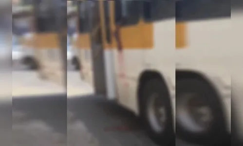 Passageira tenta fazer selfie em ônibus e tem braço arrancado; vídeo