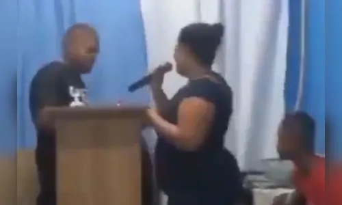 Esposa de pastor expõe traição do marido com fiel durante culto