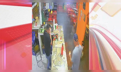 Coxinha explode e queima rosto de homem em bar no Paraná; vídeo