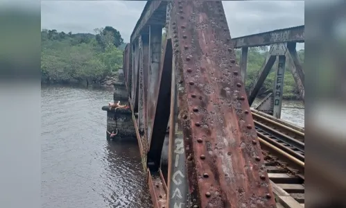 Mulher cai de ponte e se segura em cadarço até ser resgatada