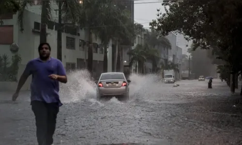 Chuva em SP faz cidade entrar em estado de atenção para alagamentos