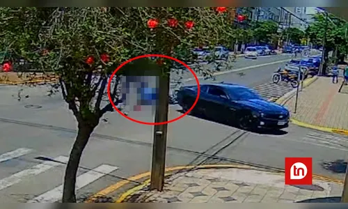 Vídeo mostra colisão entre Camaro e moto no centro de Apucarana; veja