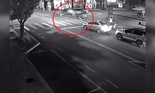 Câmera flagra acidente entre carro e moto no centro de Arapongas; veja