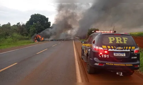 Dois caminhões e uma van pegam fogo em grave acidente na BR-369