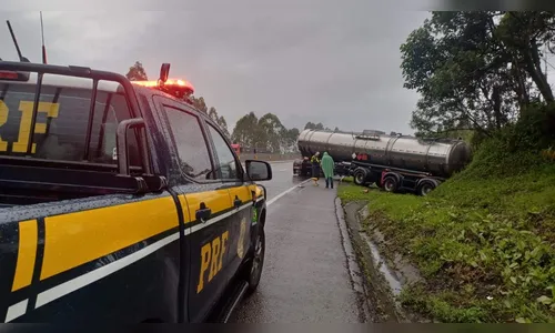 Acidente entre carro e caminhão-tanque mata duas pessoas no PR