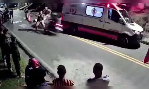 Homem atropela policial militar com moto roubada e foge; veja vídeo