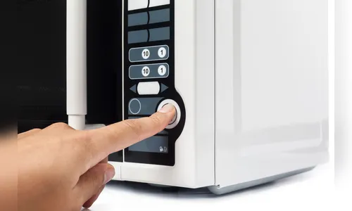 Aprenda a limpar o micro-ondas sem produtos químicos tóxicos