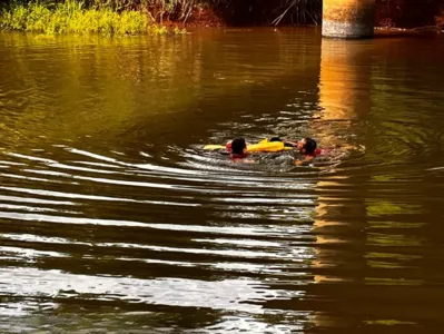 De acordo com relatos dos familiares à polícia, o jovem fez movimentos estranhos enquanto nadava, mas eles acreditaram que ele estava brincando