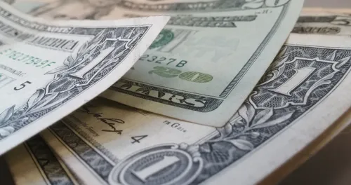 Dólar cai para R$ 5,80, acompanhando exterior e PMIs positivos