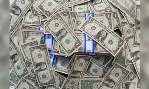 Dólar sobe de olho em Focus, fiscal e corte menor do Fed em 2025