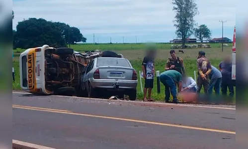 Kombi escolar lotada de crianças tomba após colisão em rodovia no PR