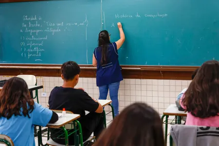 E esse aumento orçamentário contínuo é refletido na qualidade do ensino, como a liderança no ranking Índice de Desenvolvimento da Educação Básica (Ideb) bem comprova