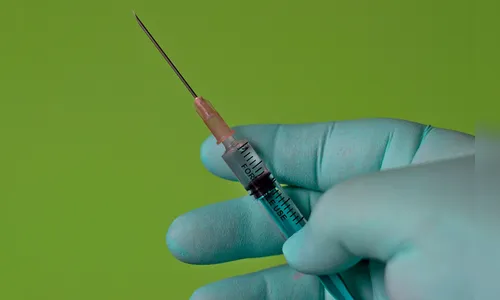 Governo russo prevê lançamento de vacina contra o câncer em 2025