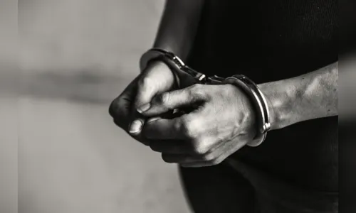 Homem atira garrafa em viatura para ser preso e deixar as drogas; VEJA