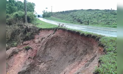 Chuvas provocam bloqueios totais em três rodovias do Paraná