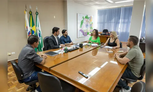 Equipe da Secretaria da Mulher e prefeito avaliam novos projetos