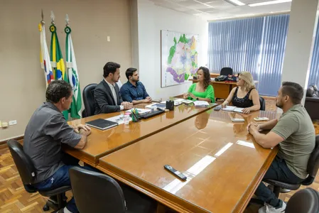 Equipe da Secretaria da Mulher e prefeito avaliam novos projetos