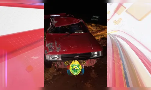 Jovem é hospitalizada após carro capotar na rodovia PR-272 em Faxinal