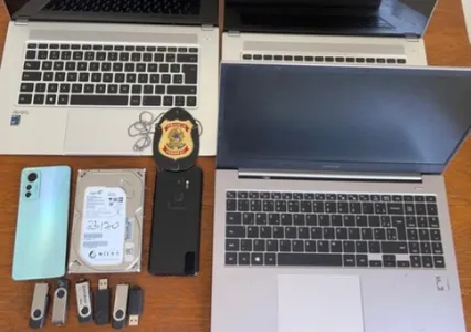 Foram apreendidos seis pen drives, três laptops, um computador e dois telefones, que servirão para a coleta de dados que possam colaborar com as investigações.