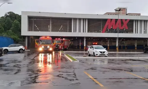 Incêndio no Max Atacadista causa correria e mobiliza bombeiros