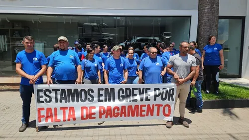 Funcionários protestam contra atraso de salários