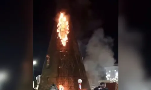 Árvore de Natal pega fogo dois dias após inauguração; veja vídeo