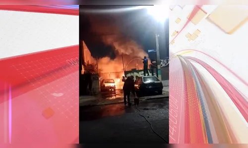 Balão cai sobre oficina mecânica e incendeia veículos no Paraná