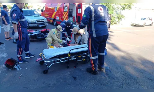 Jovem de 19 anos fica ferido após colisão entre motos em Apucarana