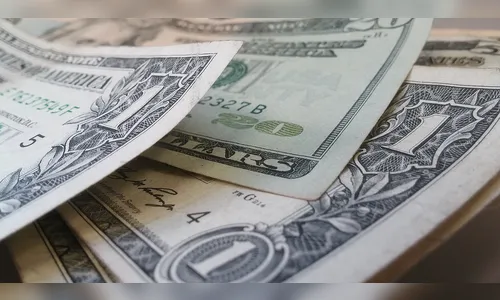 Dólar têm alta leve com exterior à espera de Trump