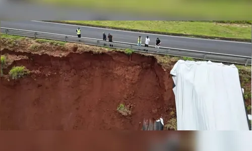 Deslizamento de encosta interdita trecho da BR-376 no noroeste do PR