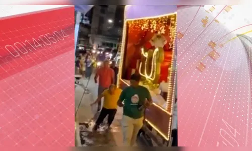 Viralizou! Prefeito cai em buraco de avenida durante caravana de Natal