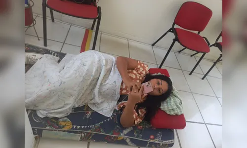 Moradora do RJ leva colchão e acampa na Enel após ficar 5 dias sem luz