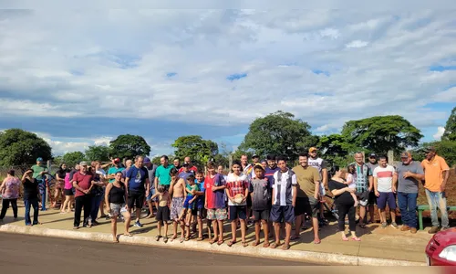 Moradores fazem ato contra fim de campo de futebol na Vila Reis