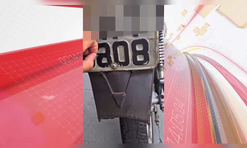 Jovem é preso ao tampar placa 