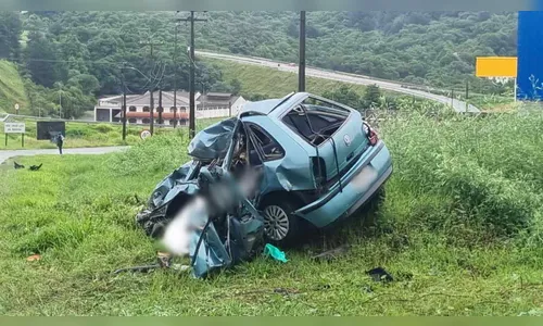 Motorista morre em acidente com caminhão após invadir contramão no PR