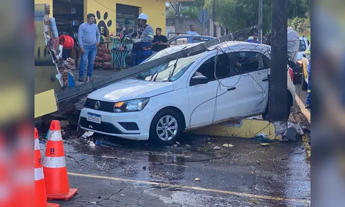 Motorista fica ferido após bater carro contra poste em Apucarana; veja