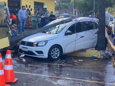 Motorista fica ferido após bater carro contra poste em Apucarana; veja