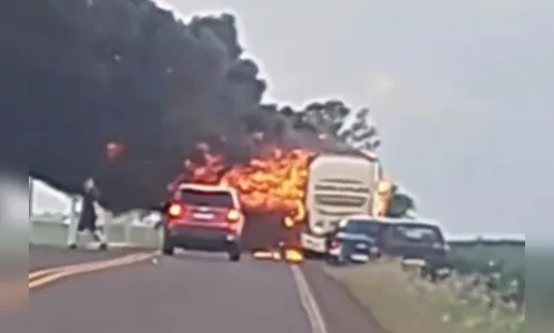 Ônibus é destruído pelo fogo ao incendiar na PR-364