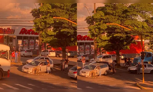 Motoristas saem ilesos após colisão frontal na Avenida Minas Gerais