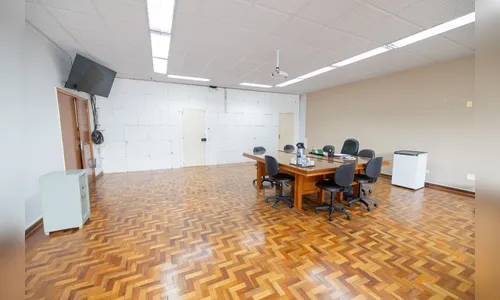 Prefeito retira móveis antigos e faz mudanças no gabinete