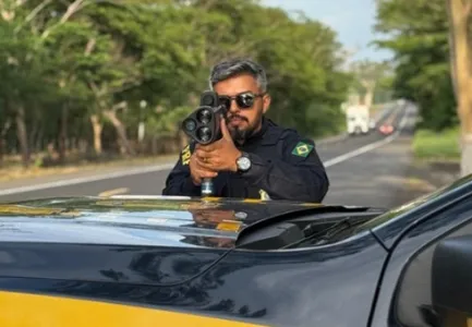 No Paraná, a PRF segue com a fiscalização de excesso de velocidade intensificada, buscando um respeito à velocidade da via com a presença ostensiva e com a utilização de radares portáteis.